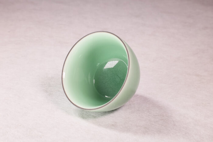 鸡心形状品茗杯梅子青侧面