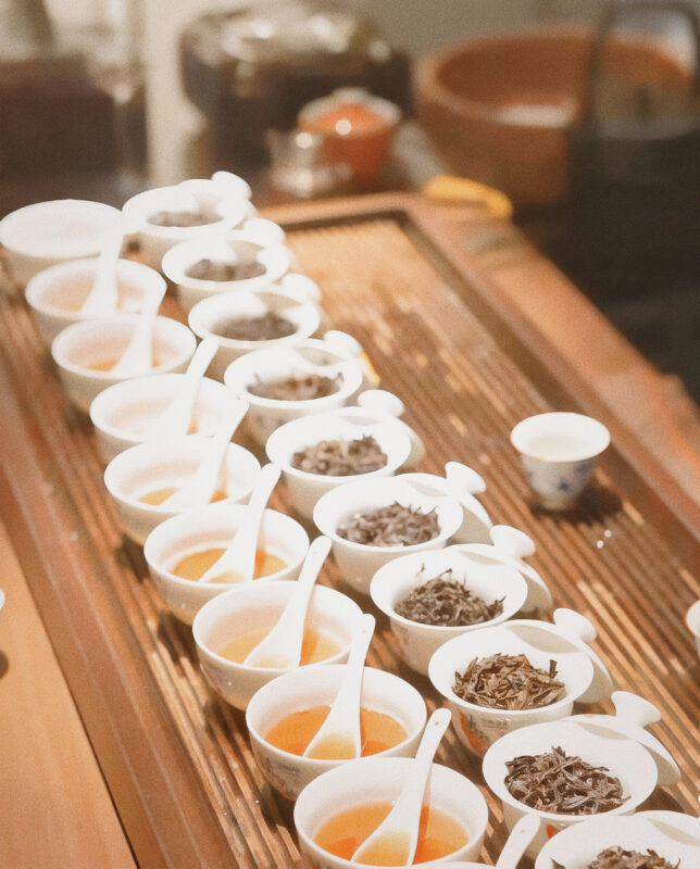 Guided Dahongpao tea tasting with multiple infusions, illustrating how brewing choices affect flavor and body feel