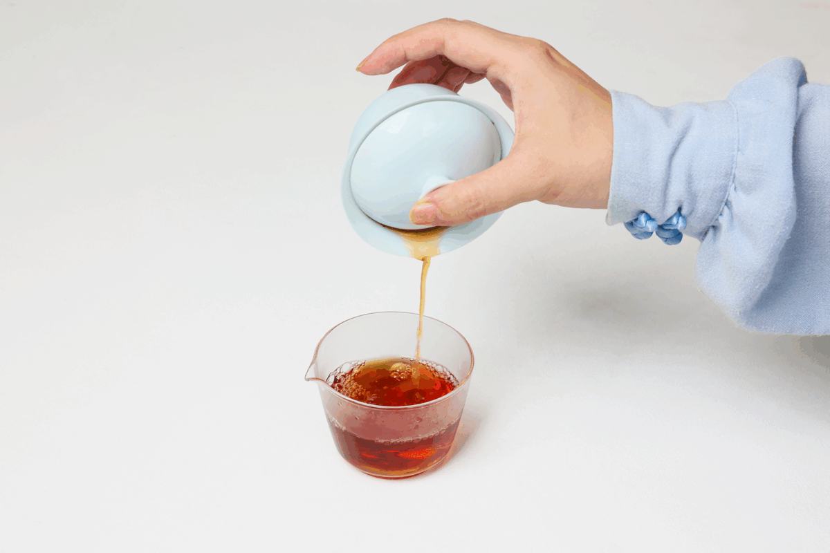 Instruction image showing correct gaiwan pouring in a portable porcelain gongfu tea set, including inner-wall pouring, comfortable grip, moderate opening, and natural tea flow