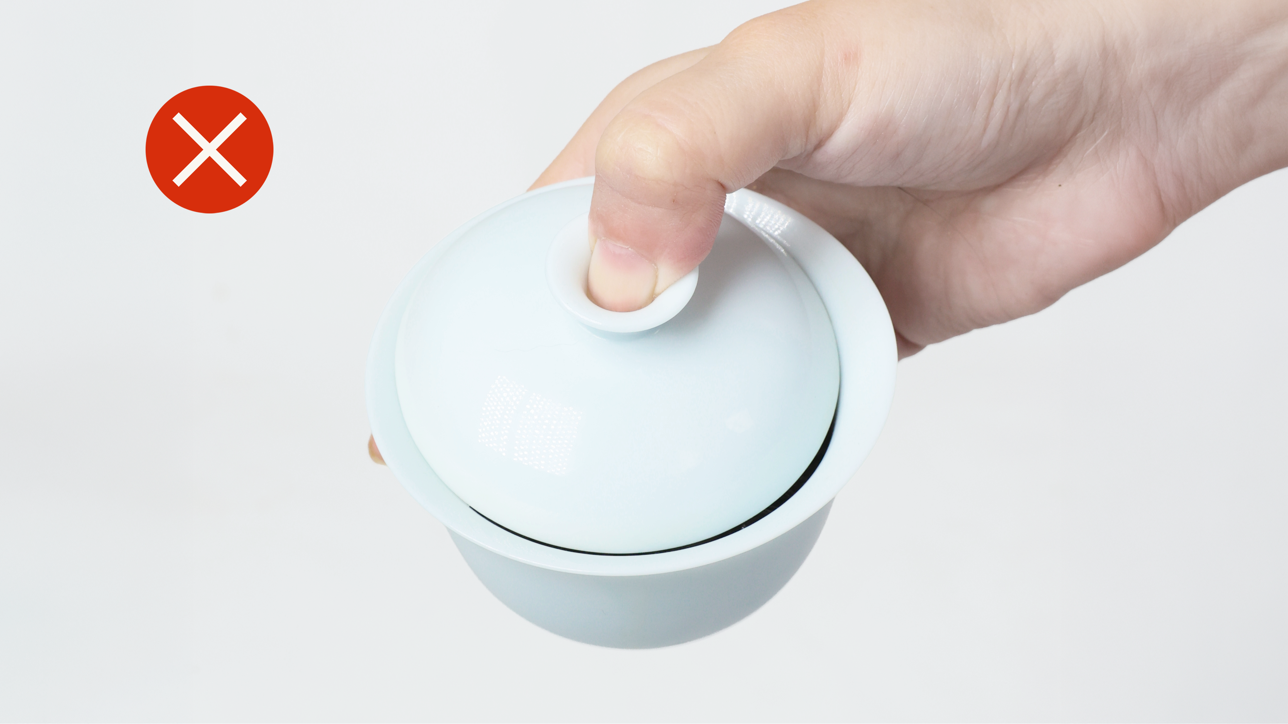 Instruction image showing common gaiwan holding mistakes in a portable porcelain gongfu tea set, including excessive lid pressure, gripping the hot body, narrow opening, and prolonged heat contact