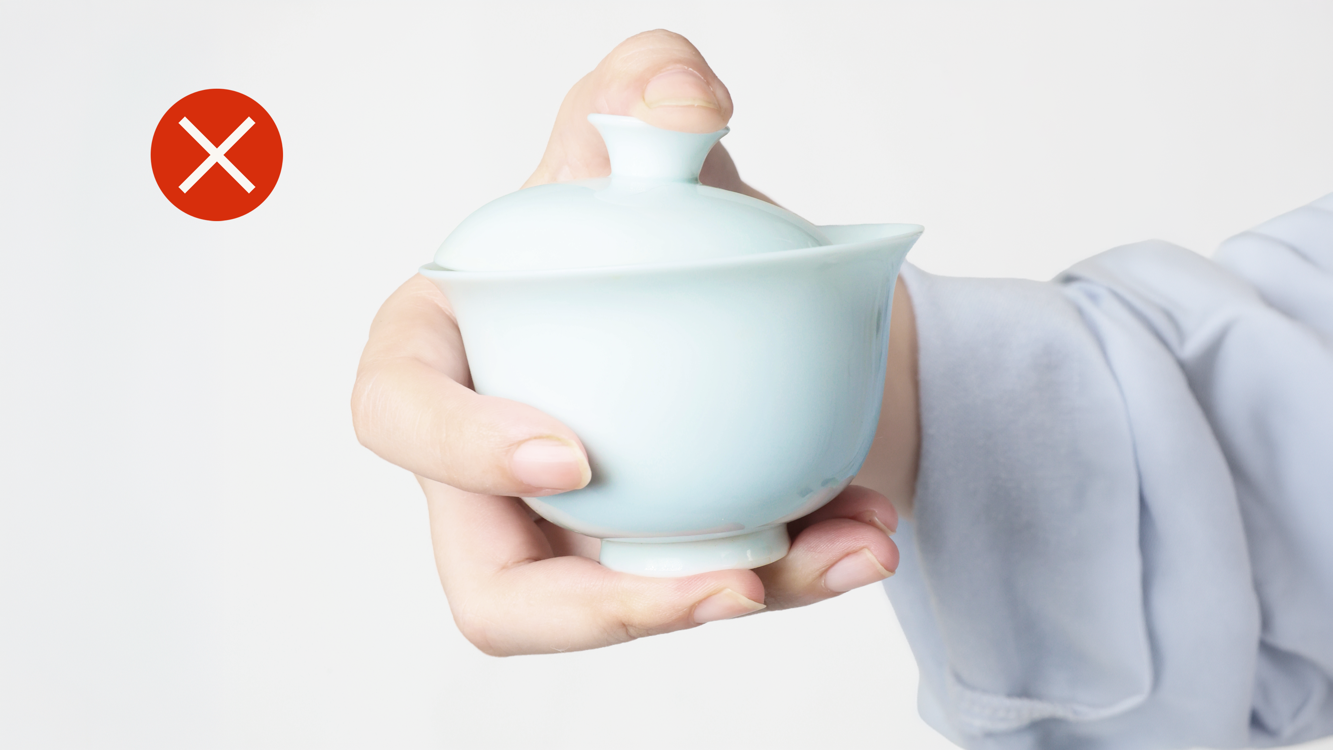 Instruction image showing common gaiwan holding mistakes in a portable porcelain gongfu tea set, including excessive lid pressure, gripping the hot body, narrow opening, and prolonged heat contact