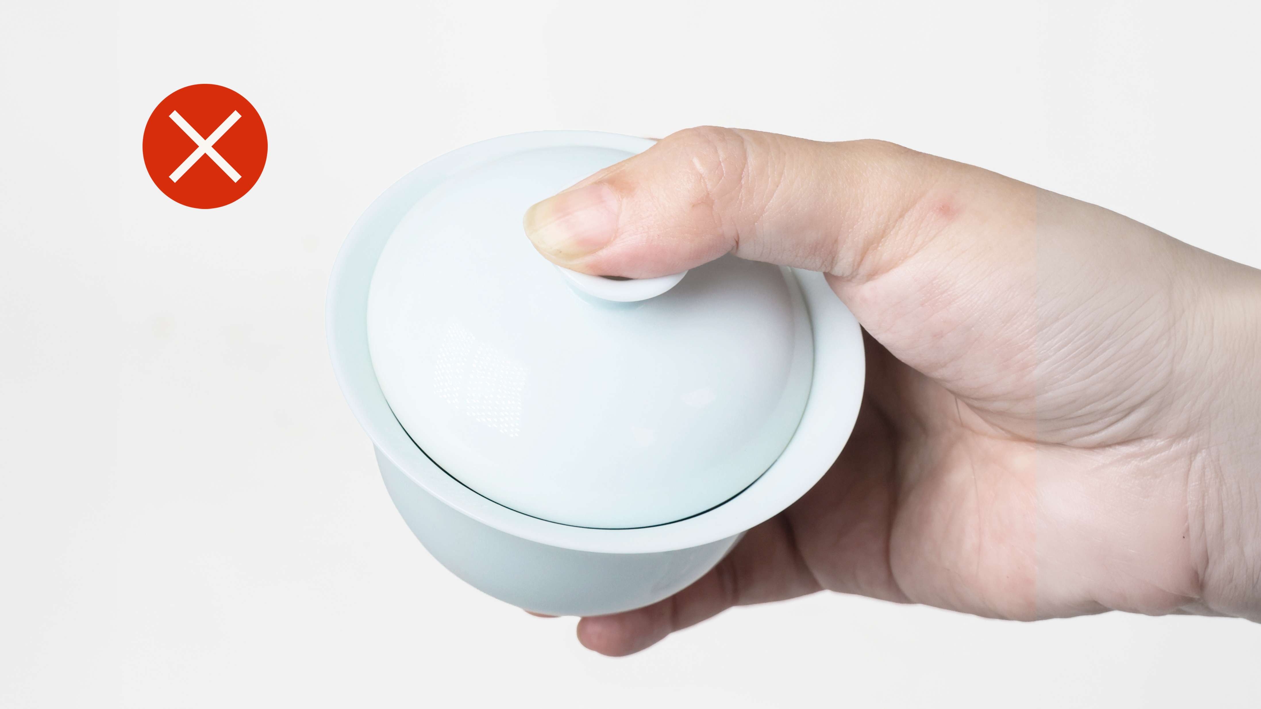 Instruction image showing common gaiwan holding mistakes in a portable porcelain gongfu tea set, including excessive lid pressure, gripping the hot body, narrow opening, and prolonged heat contact