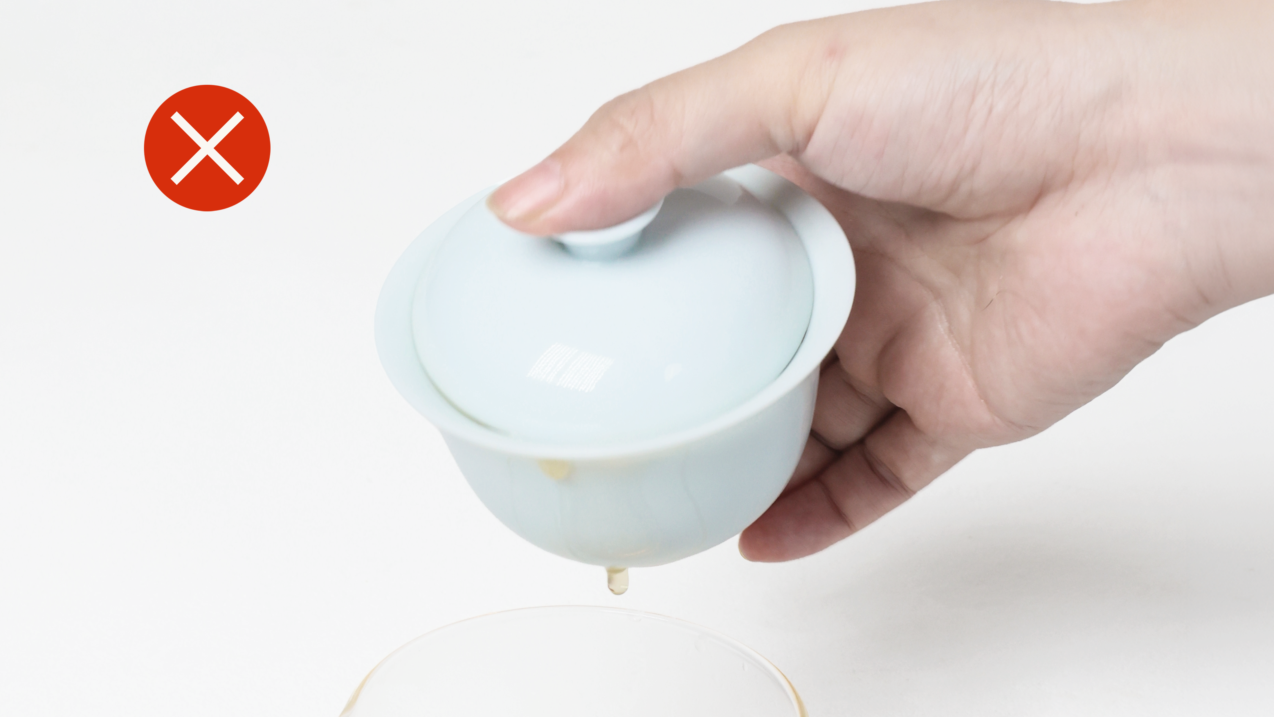 Instruction image showing common gaiwan holding mistakes in a portable porcelain gongfu tea set, including excessive lid pressure, gripping the hot body, narrow opening, and prolonged heat contact