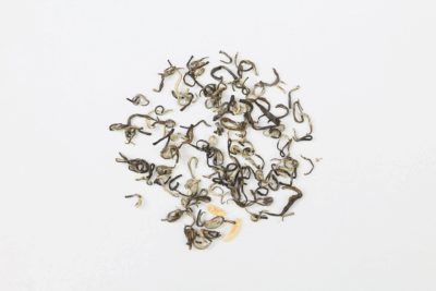 Dry leaves of Hengxian Jasmine Tea made with green tea buds and jasmine flowers.
