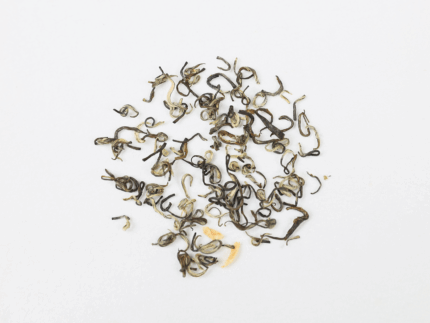 Dry leaves of Hengxian Jasmine Tea made with green tea buds and jasmine flowers.