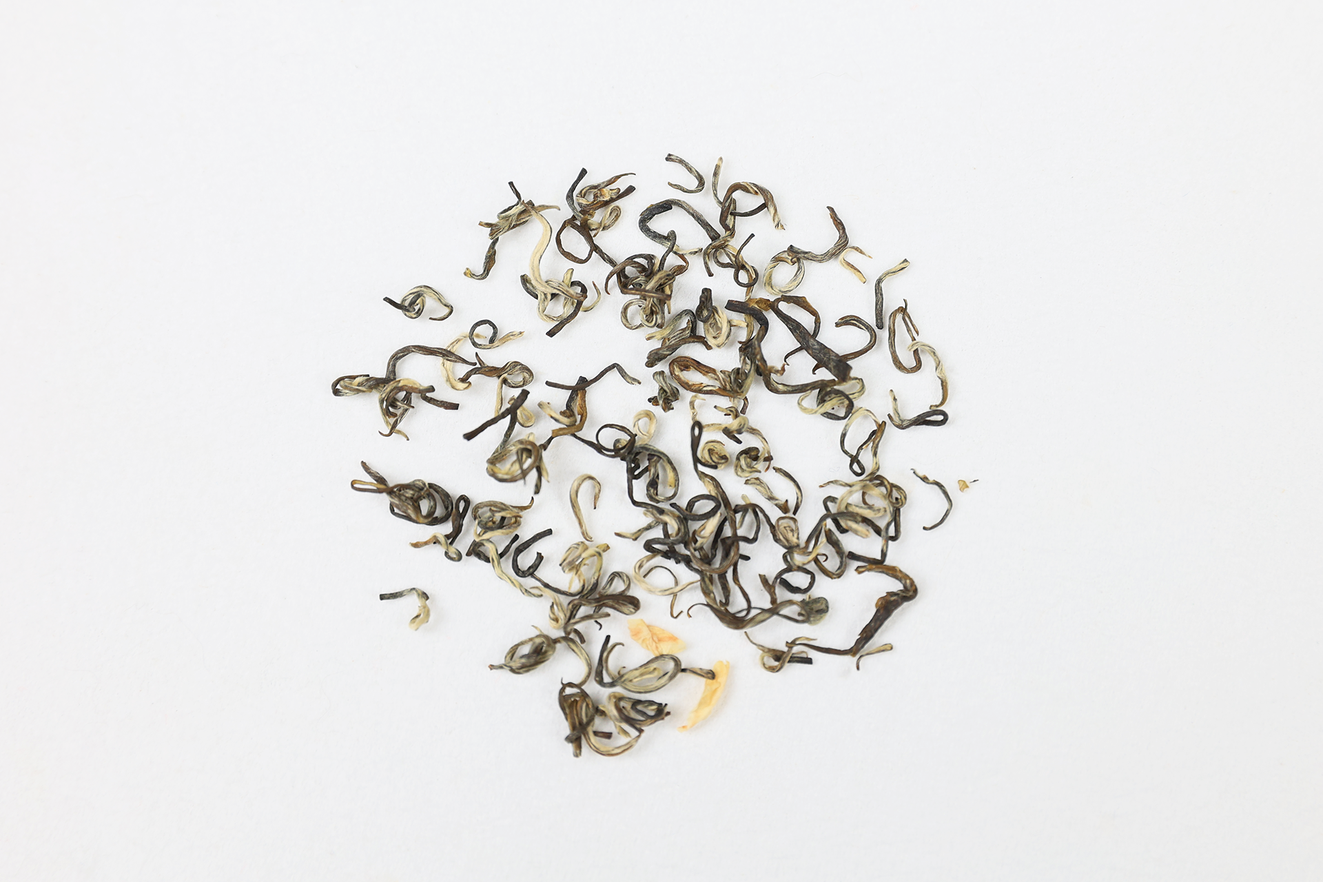 Dry leaves of Hengxian Jasmine Tea made with green tea buds and jasmine flowers.