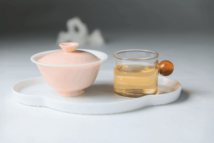 Jianyang Bai Mu Dan white tea served with a gaiwan and clear tea liquor.