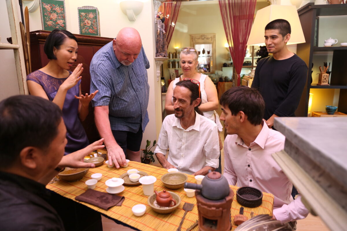 Ling Chen, Ye Hanzhong, and local guests at a Chaoshan gongfu tea gathering in Milan in 2015
