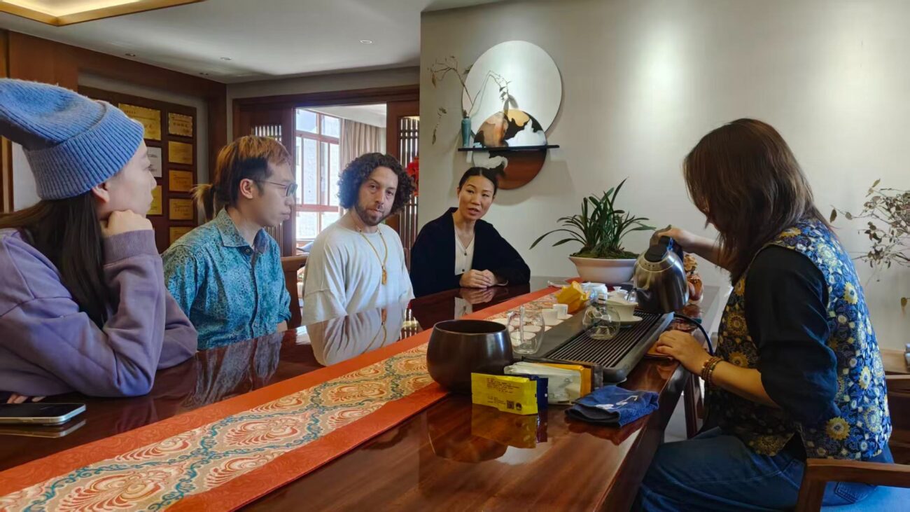Ling Chen with an international tea group during a Wuyi Mountain tea origin visit.