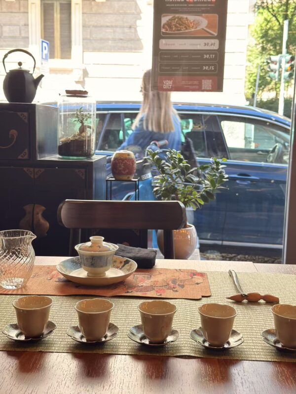 A Teaviews gaiwan and teacups arranged for Ling Chen’s Xiaoman tea gathering in Milan